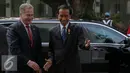 Presiden Joko Widodo menyambut kedatangan Presiden Finlandia Sauli Niinisto di Istana Merdeka, Jakarta, Selasa (3/11). Pertemuan tersebut akan membahas tata kelola lahan gambut untuk mengantisipasi bencana kebakaran hutan. (Liputan6.com/Faizal Fanani)