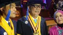 Kebahagiaan makin lengkap karena lulus dengan hasil sempurna. Deddy dan putranya sama-sama lulus dengan IPK 4,0. Deddy dan putranya kuliah doktor di kampus UNPAD dengan jurusan yang sama yaitu Administrasi Peminatan Ilmu Pemerintahan. [Instagram/deddy_mizwar]