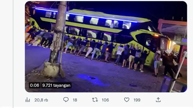 Momen Duta dan Adam Sheila on 7 mendorong bus yang terperosok. (Foto: Dok. Twitter @JogjaUpdate)