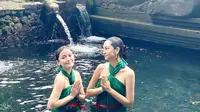 Selain sebagai tempat wisata, Bali sudah cukup lama menjadi salah satu destinasi wisata religi. Banyak para selebriti menjalani berbagai ritual mensucikan diri seperti melukat dan lainnya. Kearifan lokal yang tetap dipegang teguh di Bali ini menjadi sebuah daya tarik sendiri dan banyak dikunjungi para selebriti. (Liputan6.com/IG/@valtifanka)