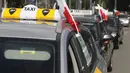 Sejumlah sopir taksi menggelar unjuk rasa di Warsawa, Polandia, Senin (5/6). Mereka memprotes meningkatnya jumlah sopir tanpa izin yang menawarkan layanan transportasi kepada warga. (AP Foto / Czarek Sokolowski)