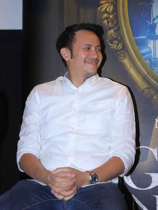 "Kalau keluarga sih nggak ada, tapi ibunya teman apa gimana, uh anaknya tante ini. Gimana-gimana lah, hahahaha, capek deh," ujar Rendi Bragi, di XXI Metropole, kawasan Menteng, Jakarta Pusat,‎ Rabu (2/8/2017). (Nurwahyunan/Bintang.com)