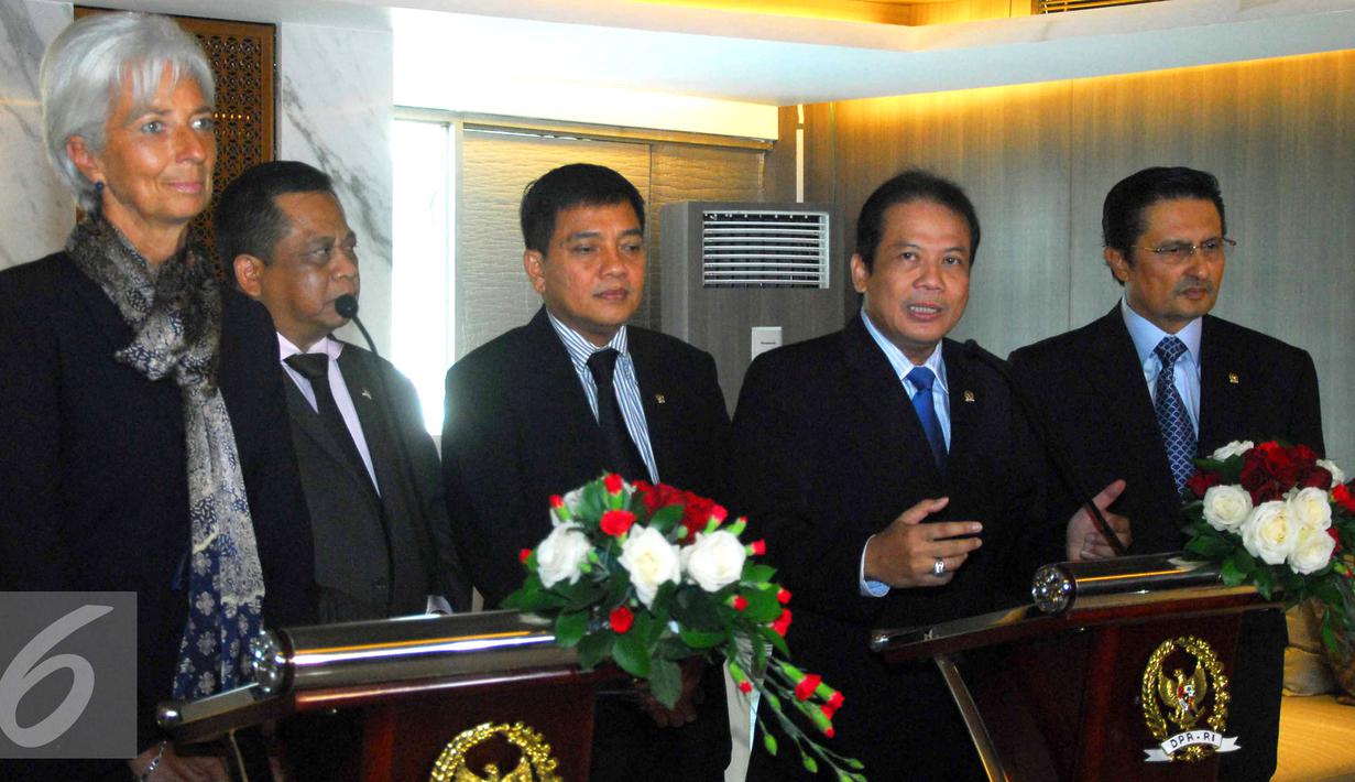 Wakil Ketua DPR RI Taufik Kurniawan (kedua kanan) memberikan keterangan pers usai mengadakan pertemuan dengan Direktur Pelaksana Dana Moneter Internasional (IMF) Christine Lagarde di Senayan, Jakarta, Selasa (2/9/2015).(Liputan6.com/Helmi Afandi)