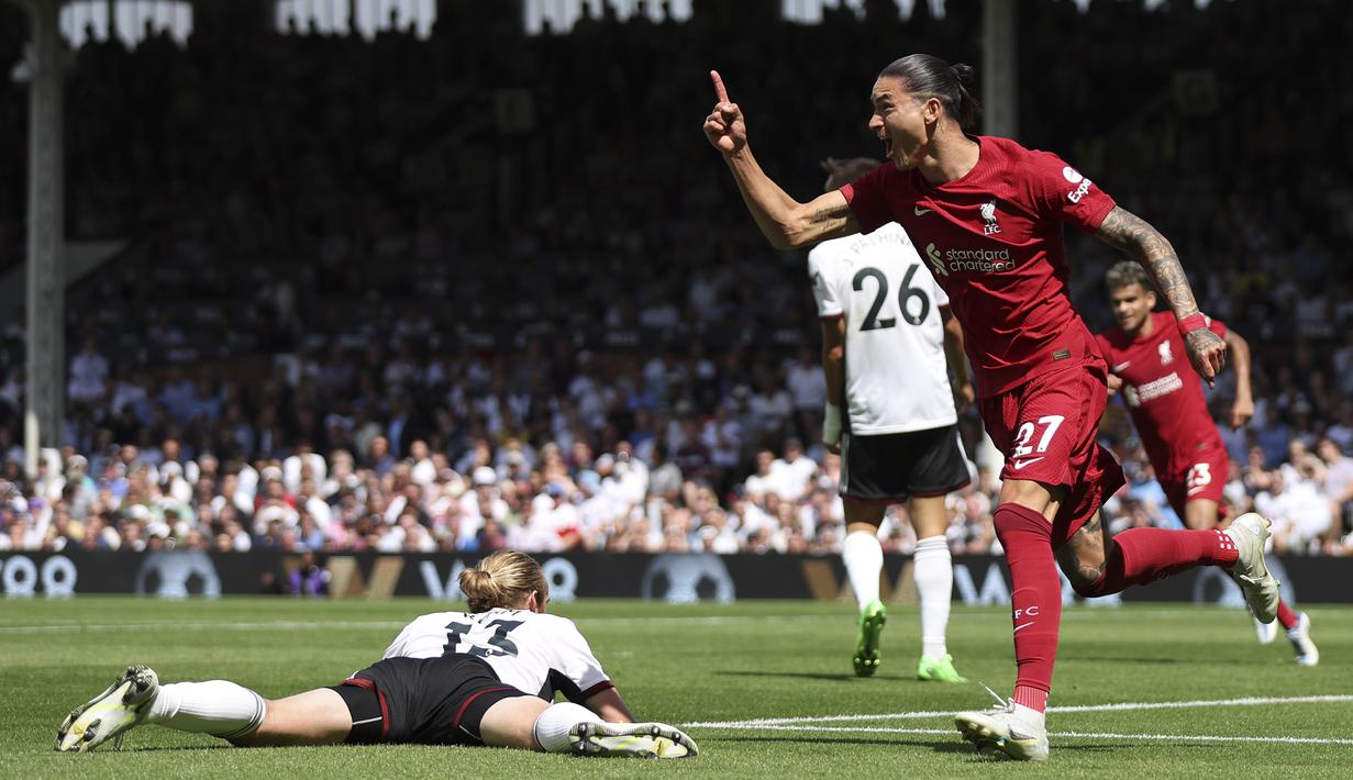 Pada menit ke-51 Liverpool memasukkan Darwin Nunez menggantikan Roberto Firmino. Hasilnya, striker anyar asal uruguay itu mampu mencetak gol di laga debutnya bersama Liverpool di Liga Inggris untuk menyamakan skor 1-1 pada menit ke-64 melalui sontekan tumitnya usai menerima umpan datar Mohamed Salah. (AP/Ian Walton)
