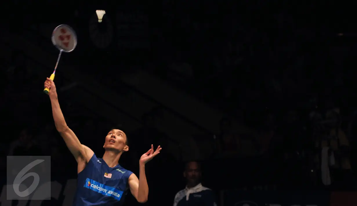 Tunggal putra Malaysia, Lee Chong Wei saat melawan Jan O Jorgensen (Denmark) di final BCA Indonesia Open 2016, Jakarta, Minggu (5/6/2016). Lee Chong Wei unggul 17-21, 21-19, 21-17. (Liputan6.com/Helmi Fithriansyah)