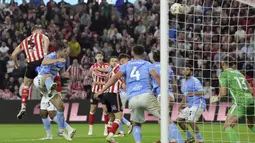 Pemain Sunderland, Daniel Ballard mencetak gol kemenangan timnya atas Convetry City dalam laga leg 2 babak semifinal play off Championship di Stadium of Light, Sunderland, Inggris, Selasa (13/05/2025) waktu setempat. (AP Photo/PA/Steve Welsh)
