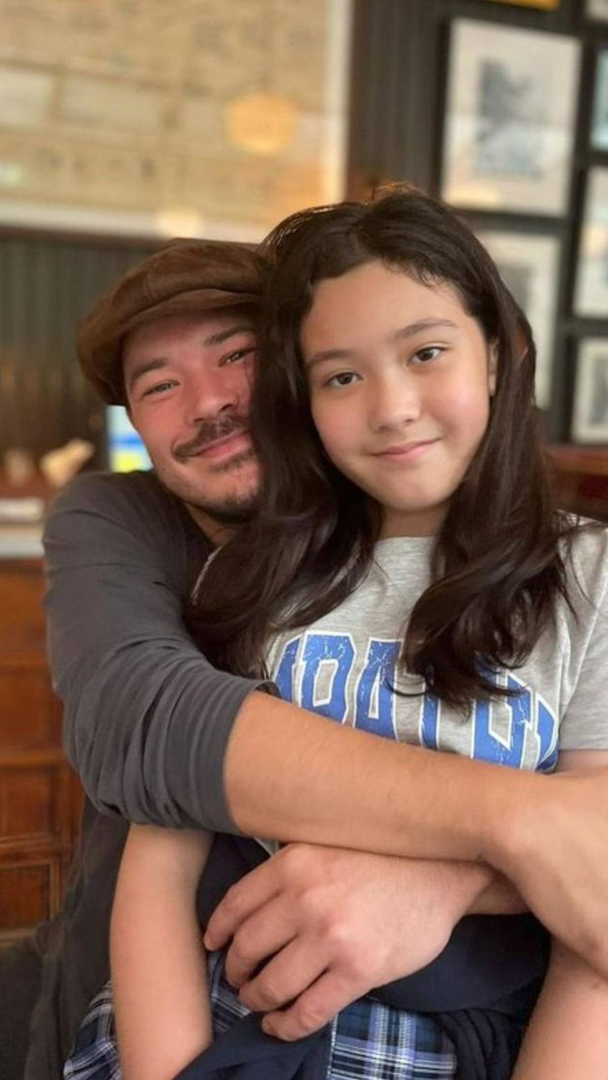 Orangtuanya sangat menyayanginya. Mikha bergantian tinggal di rumah mama atau papanya.