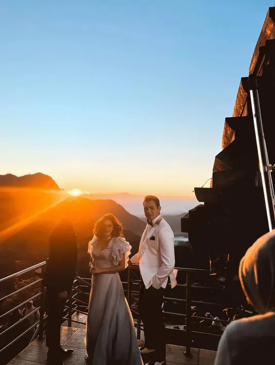 Dalam proyek barunya ini ia akan ditemani oleh Jonas Rivanno yang beberapa waktu sempat mengunggah momen kebersamaannya dengan keluarga di Bromo. Jalani pemotretan saat matahari terbit, momen ini terlihat begitu indah. (Liputan6.com/IG/@naymirdad)