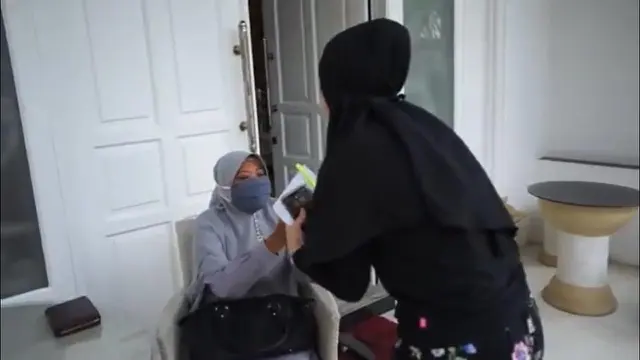 Momen Nathalie Holscher Belajar Shalat