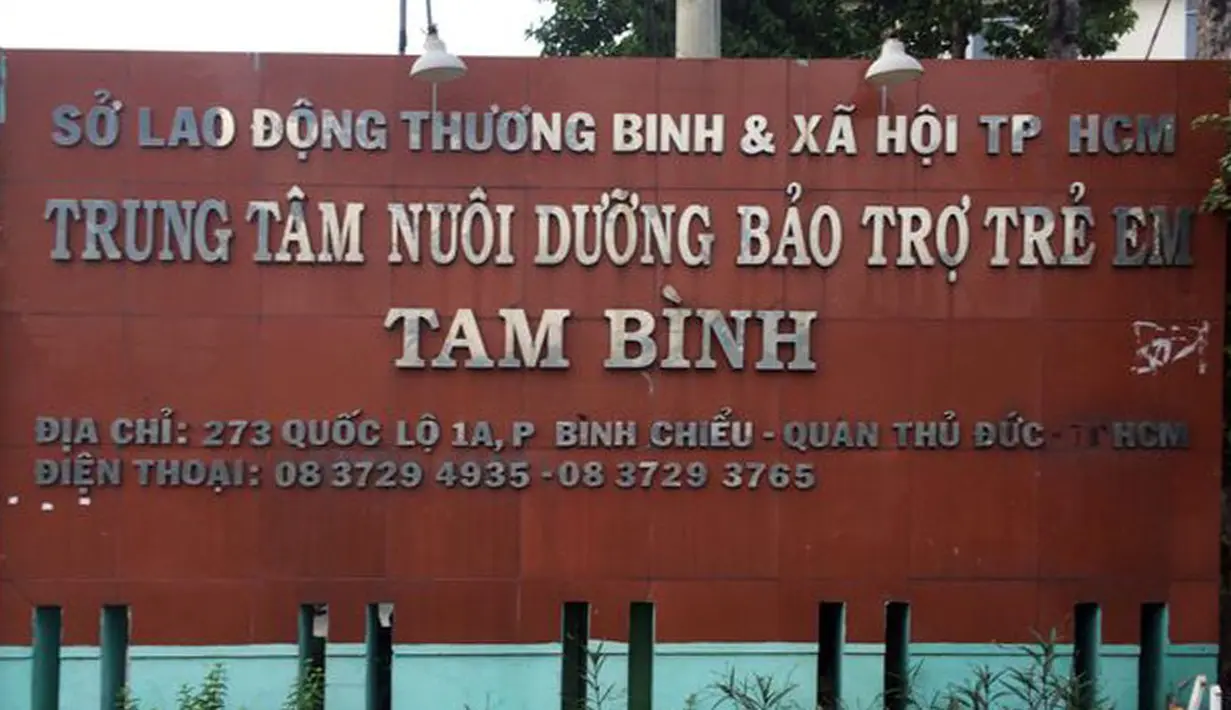  Juru bicara Angelina Jolie berkomentar soal foto Jolie dan Nguyen. Ia mengatakan setiap orang akan meihat mereka kembali ke Tam Binh. Keduanya akan bertemu kembali pada suatu hari. (doc.mirror.co.uk)