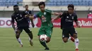 Bek PS Sleman, Mohammad Bagus Nirwanto dijaga sejumlah pemain Persik Kediri dalam laga matchday ke-3 Grup C Piala Menpora 2021 di Stadion Si Jalak Harupat, Bandung, Kamis (1/4/2021). PS Sleman menang 1-0 atas Persik. (Bola.com/Ikhwan Yanuar)