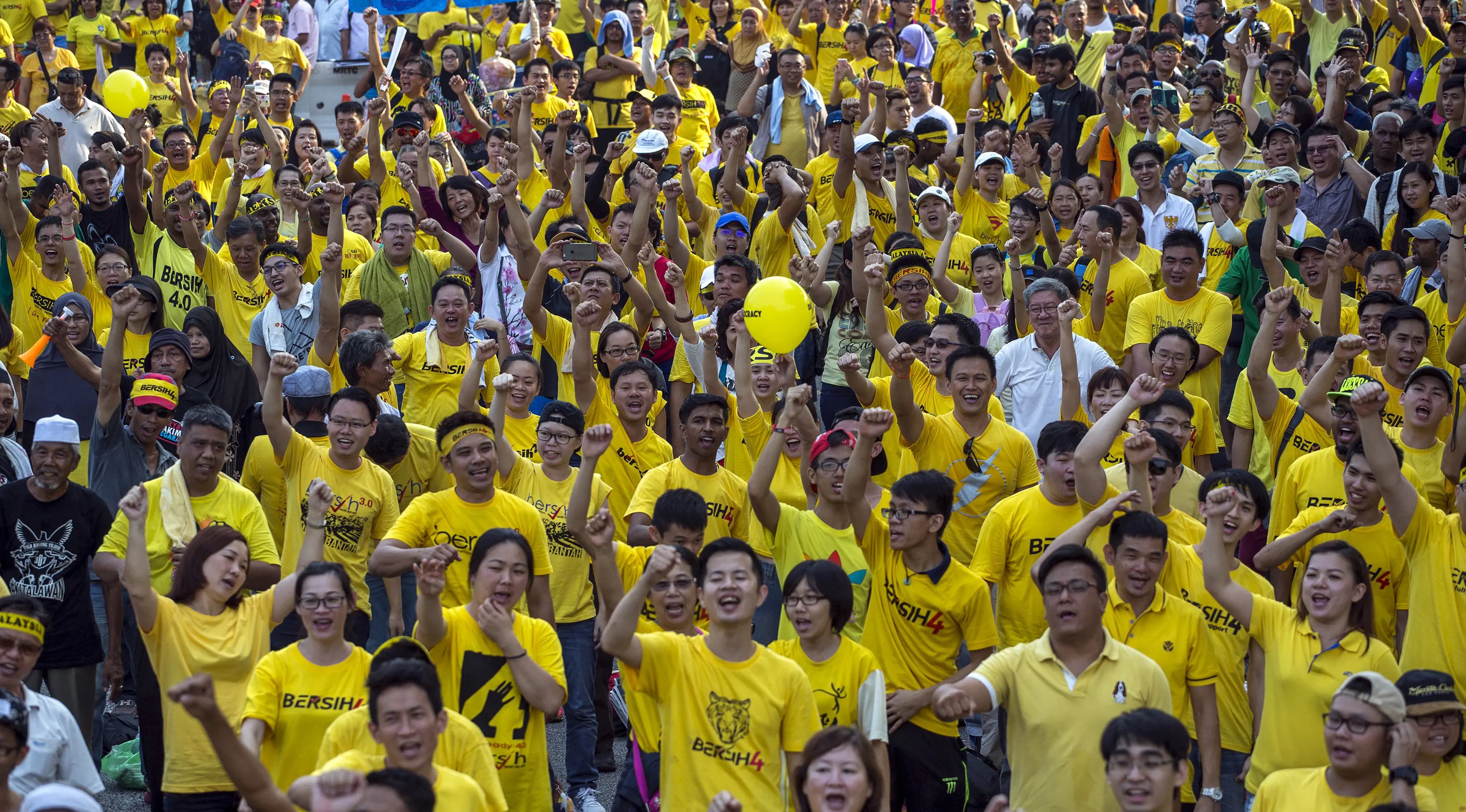 Pengunjuk rasa meneriakkan tuntutannya saat aksi gerakan Bersih 4.0 di ibukota Malaysia, Kuala Lumpur, Minggu (30/8/2015). Aksi tersebut menuntut pengunduran diri PM Malaysia Najib Razak terkait tuduhan korupsi. (REUTERS/Athit Perawongmetha)