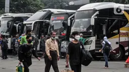 Deretan bus terparkir di Terminal Kampung Rambutan, Jakarta, Selasa (4/5/2021). Jelang pemberlakukan larangan mudik, jumlah penumpang di Terminal Kampung Rambutan yang menggunakan bus AKAP melonjak hingga 30 persen sejak awal Mei 2021. (merdeka.com/Iqbal S. Nugroho)