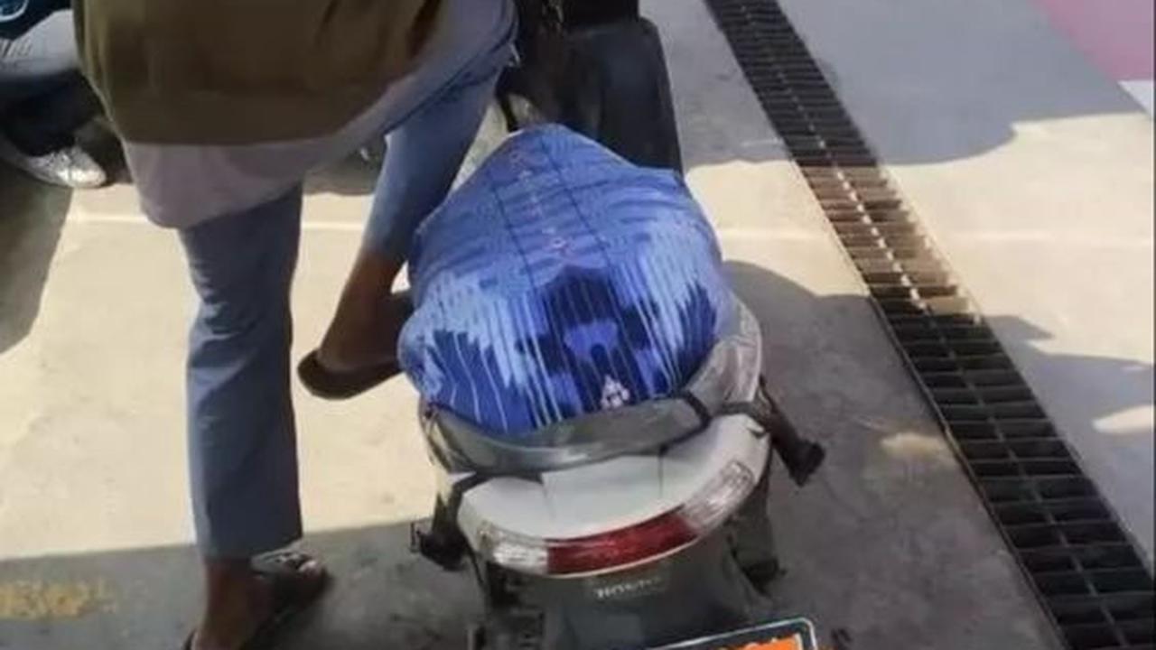 Semua jok motor sudah rusak ketika itu