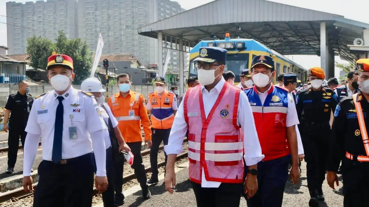 Menteri Perhubungan Budi Karya Sumadi meninjau proyek pembangunan Kereta Cepat Jakarta – Bandung (KCJB) pada Sabtu (1/10/2022). (Dok Kemenhub)
