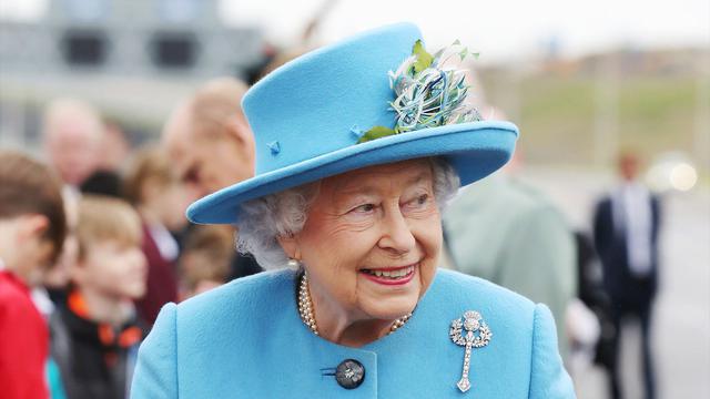 <span>Ratu Inggris Elizabeth II saat menghadiri peresmian jembatan Queensferry, Skotlandia, Minggu (4/9). Pembangunan jembatan ini telah menghabiskan lebih dari 22,6 Triliun rupiah. (Andrew Milligan/PA via AP)</span>