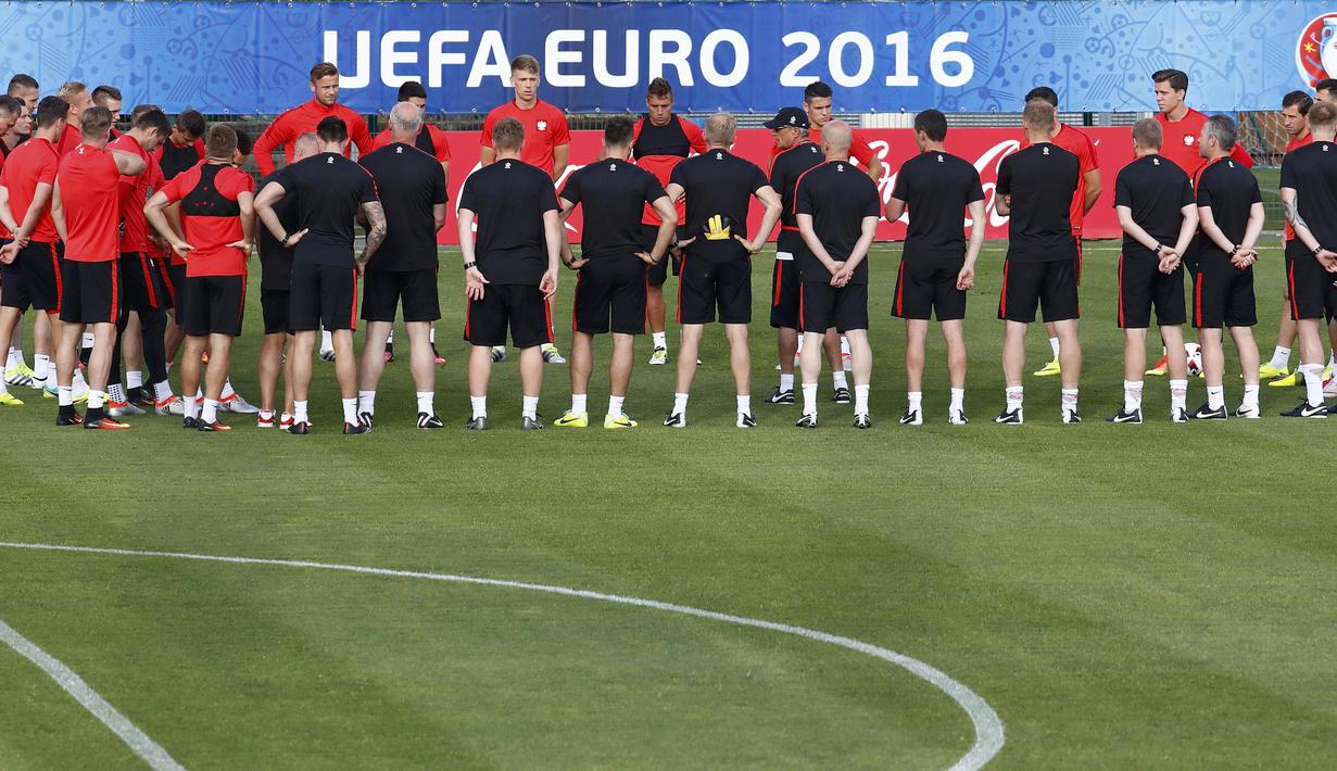 Para Pemain Polandia mendengarkan arahan pelatih sebelum berlatih di Olympic Marseille Training Ground, Marseille, Prancis, (29/6/2016).  (REUTERS/Michael Dalder)