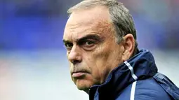 Ekspresi manajer West Ham United Avram Grant sebelum laga lanjutan EPL lawan Wigan Athletic di DW Stadium, 15 Mei 2011. Kalah 2-3, West Ham terdegradasi. Grant pun dipecat. AFP PHOTO / GLYN KIRK