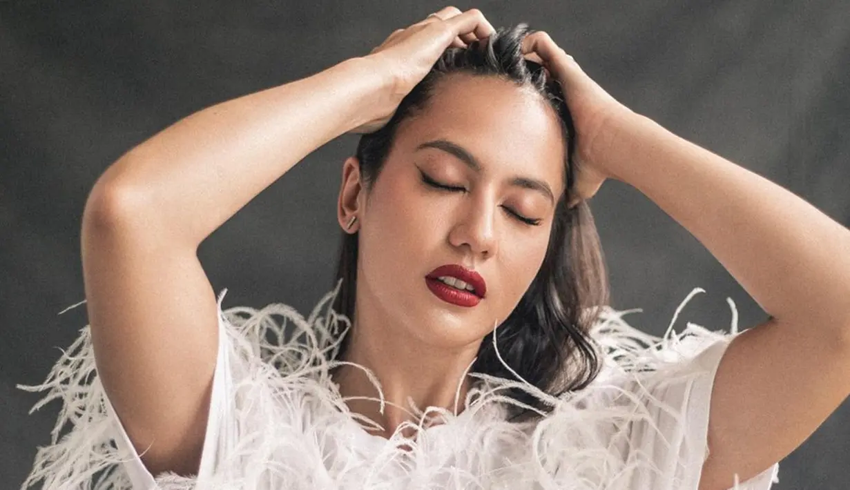 Sebagai publik figur, penampilan kesehariannya pun tak lepas dari sorotan. Pevita Pearce tampak kerap tampil natural dalam kesehariannya. Namun saat jalani pemotretan wanita 29 tahun tampil totalitas dengan makeup tebal.(Liputan6.com/IG/@pevpearce)