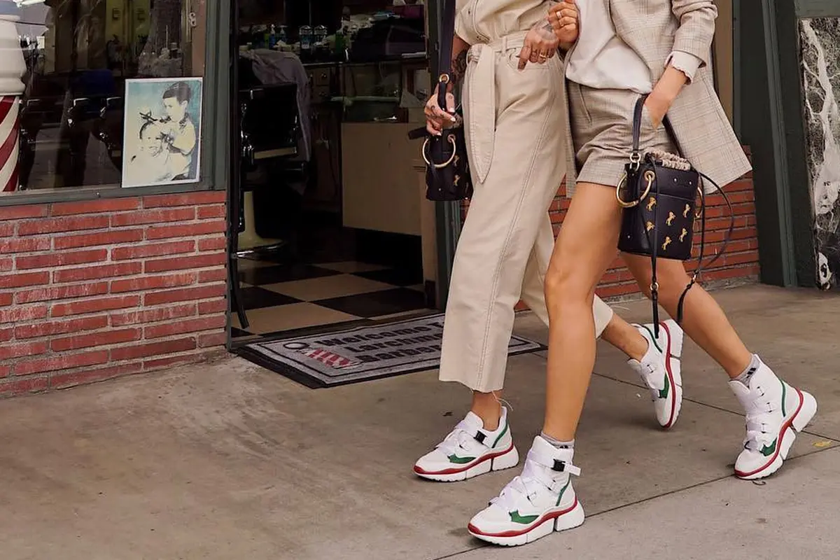 Sepatu Minggu Ini: Sneakers Canvas Versatile Pertama Chloe