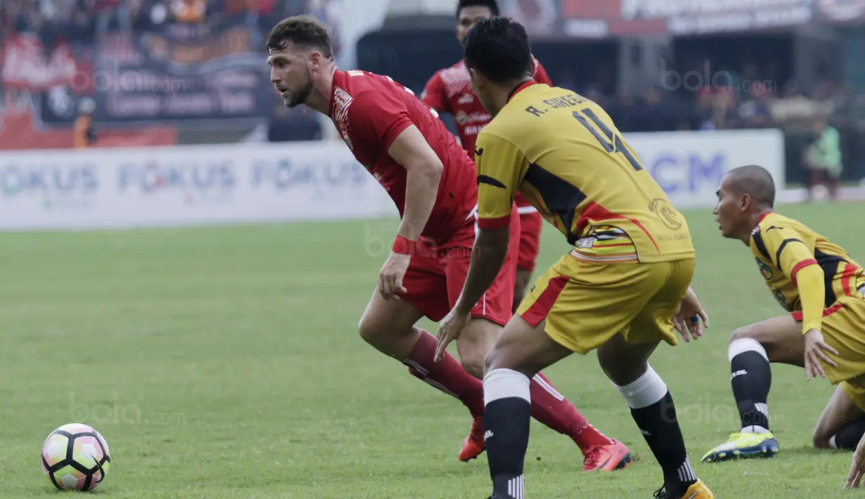 Kekuatan fisik serta akurasi tendangan Super Simic siap mengancam lini pertahanan Bali United di laga final Piala Presiden 2018. (Bola.com/M Iqbal Ichsan)
