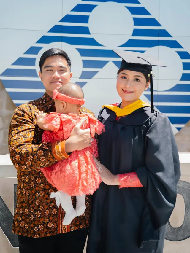 Erina Gudono saat Wisuda S2 di Amerika Serikat pakai toga. [@erinagudono]