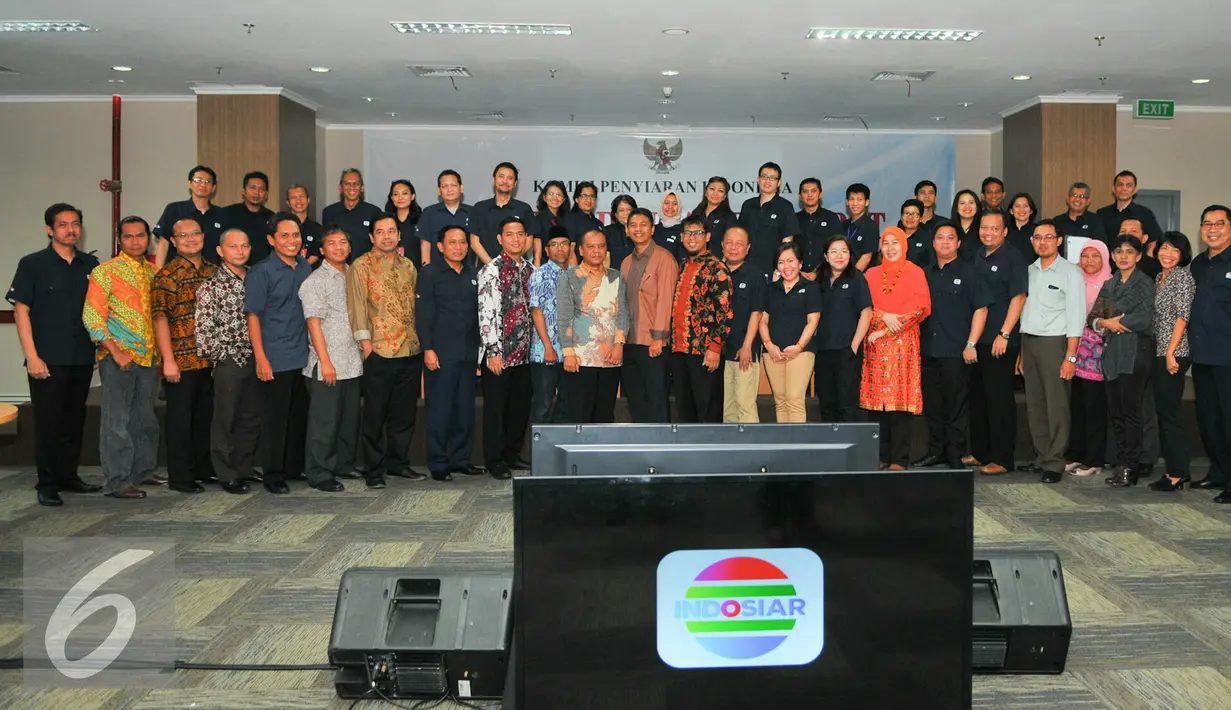 Jajaran petinggi Indosiar bersama KPID Jakarta dan Narasumber  usai EDP di kantor KPID Jakarta, Rabu (11/5/2016). Setelah EDP, KPI akan melakukan rapat pleno khusus guna memutuskan pemberian Rekomendasi Kelayakan (RK). (Liputan6.com/Yoppy Renato)