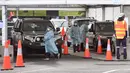Kendaraan warga mengantre untuk tes virus corona Covid-19 di pinggiran Melbourne St Kilda (18/8/2021). Melbourne tengah meredam lonjakan Covid-19 varian Delta. (AFP/ William West)