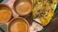 Masala chai di Chaayos, jaringan kedai teh modern yang cukup populer di India, disajikan dalam kulhad, yakni cangkir kecil dari tanah liat yang dibakar tanpa glasir. Sebagai pelengkap, pengunjung bisa memesan palak patta crispies&nbsp;atau keripik bayam ala India. (Dok. Liputan6.com/Khairisa Ferida)