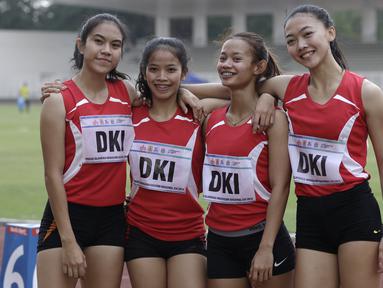 Tim putri DKI Jakarta saat mengikuti nomor lari 4x100 meter estafet pada Kejuaraan Pomnas XVI 2019 di Stadion Madya, Senayan, Jakarta, Rabu (25/9). Tim putri Jakarta raih emas di nomer 4x400 meter estafet. (Bola.com/Yoppy Renato)