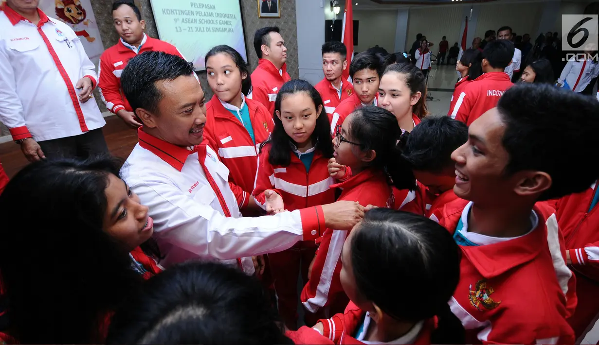 Menpora, Imam Nahrawi berbincang dengan atlet pelajar Indonesia usai upacara pelepasan di Wisma Kemenpora, Jakarta, Rabu (12/7). 184 pelajar akan berlaga di Asean Schools Games 2017 di Singapura, 15-20 Juli. (Liputan6.com/Helmi Fithriansyah)