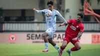 Pemain PSS Sleman, Hokky Caraka (kiri) mengontrol bola dibayangi pemain Semen padang, Tin Martic pada laga pekan ke-3 BRI Liga 1 2024/2025 di Lapangan STIK-PTIK, Jakarta Selatan, Senin (26/8/2024). (Bola.com/Bagaskara Lazuardi)