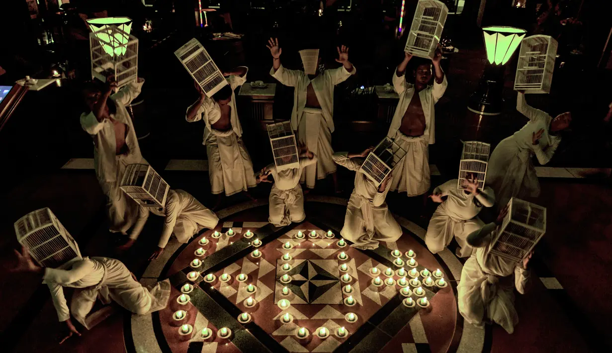 Penampilan sejumlah seniman yang melambangkan keseimbangan antara manusia dan alam saat memperingati Earth Hour Internasional di Surabaya, Indonesia (25/3). (AFP/Juni Kriswanto)