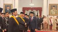 Presiden Joko Widodo atau Jokowi memberikan anugerah tanda kehormatan kepada sejumlah tokoh di Istana Negara Jakarta, Rabu (16/8/2024). (Liputan6.com/Lizsa Egeham)
