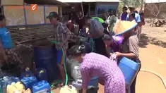 Akibat Musim Kemarau yang berkepanjangan, Warga desa Sidonganti, Kecamatan Kerek, Kabupaten Tuban.  Mengalami kesulitan air bersih. Sebagian warga terpaksa tidak mandi selama 10 hari. 