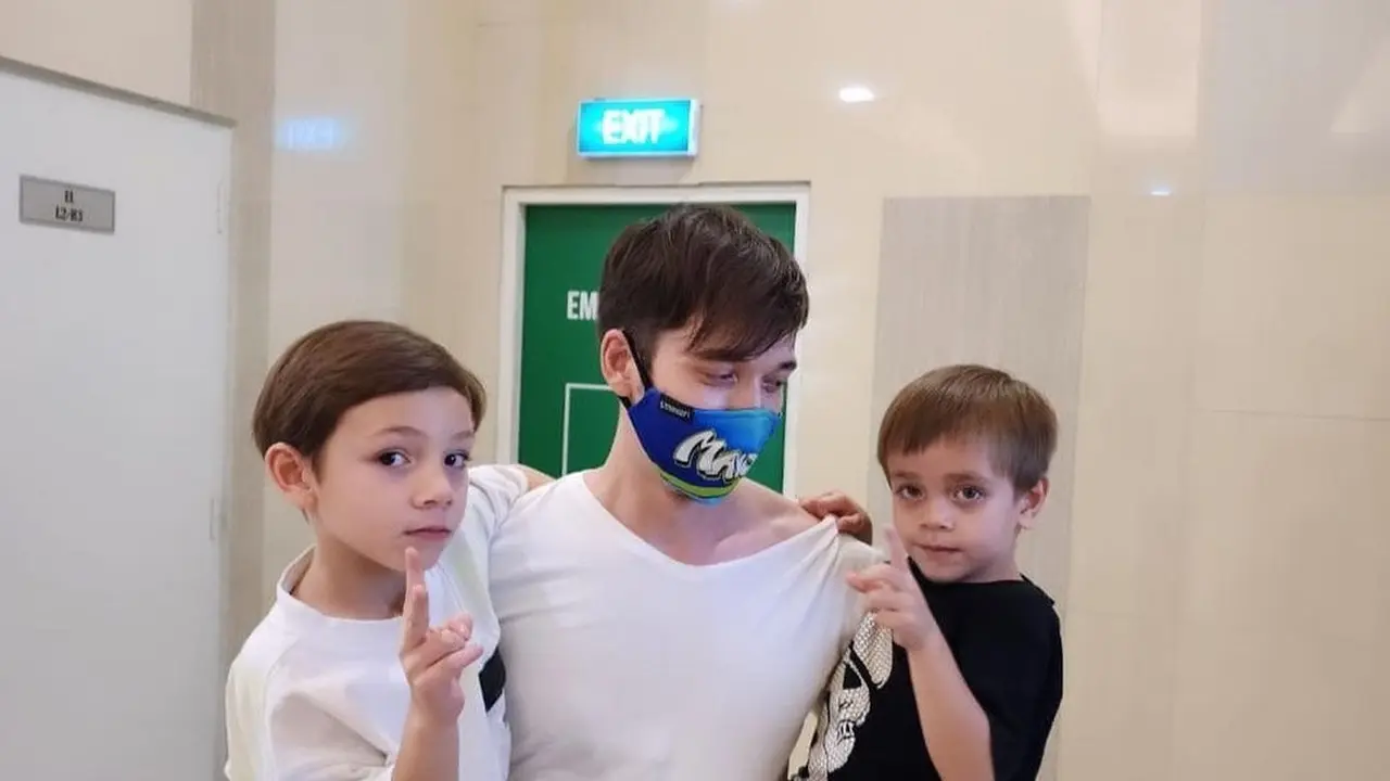 Stefan William akhirnya bertemu dengan kedua anaknya, dia pun merasa putranya semakim berat seiring bertambahnya usia