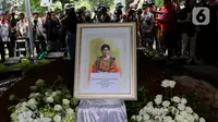 Jenazah penyanyi senior Titiek Puspa sesaat sebelum dimakamkan di Tempat Pemakaman Umum (TPU) Tanah Kusir, Jakarta, Jumat (11/4/2025). (Liputan6.com/Herman Zakharia)