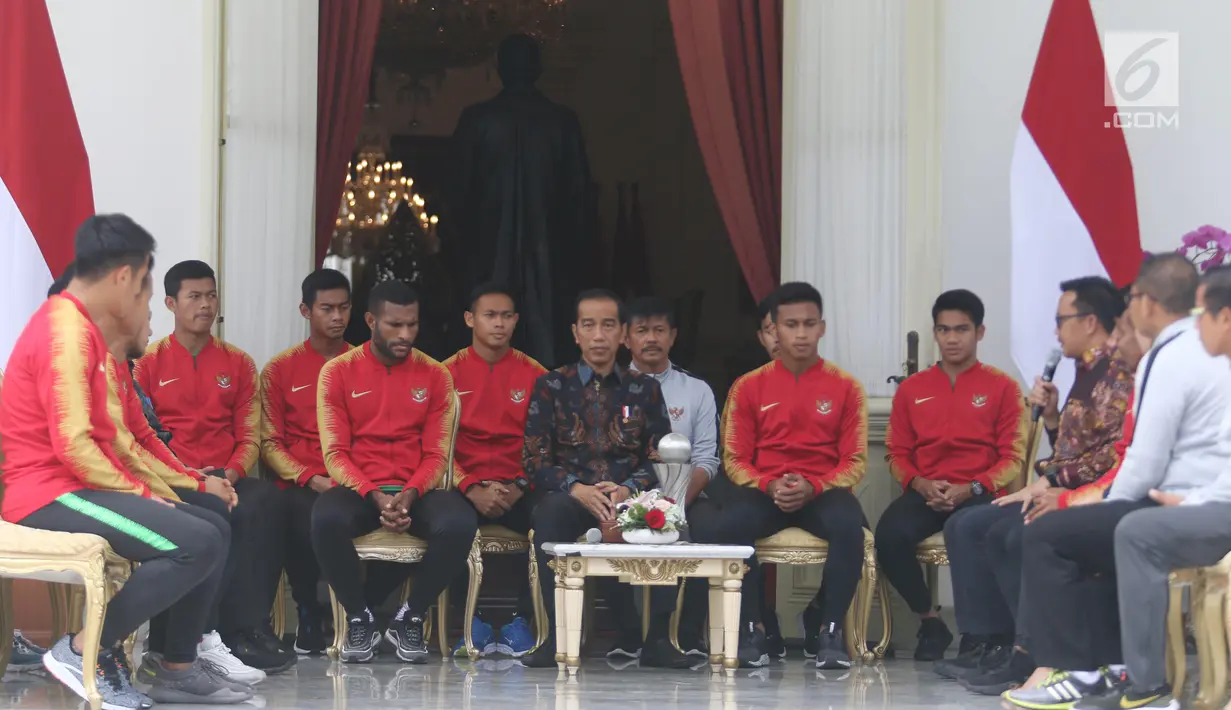 Presiden Jokowi menerima pemain Timnas U-22 Indonesia dan ofisial di beranda belakang Istana Merdeka, Jakarta, Kamis (28/2). Timnas U-22 turut didampingi Menpora Imam Nahrawi dan pelatih Timnas U-22 Indra Sjafrie. (Liputan6.com/Angga Yuniar)