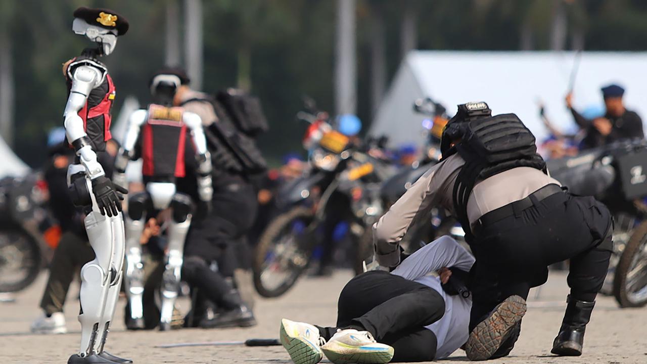 FOTO:  Penuh Kejutan, HUT ke-79 Bhayangkara Diwarnai Atraksi Menegangkan hingga Teknologi Masa Depan