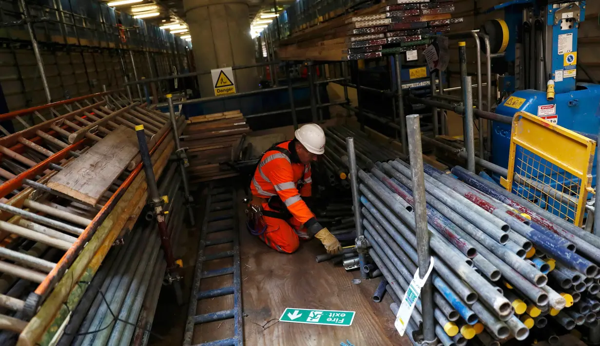 Seorang pekerja merapihkan besi-besi yang digunakan dalam pembangunan jalur kereta api di terowongan proyek Crossrail di Stepney, London, Inggris, (16/11). (REUTERS/Stefan Wermuth)