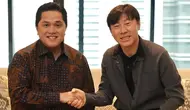 Ketua PSSI, Erick Thohir dengan pelatih Timnas Indonesia, Shin Tae-yong. (Bola.com/Dok.Instagram Erick Thohir).
