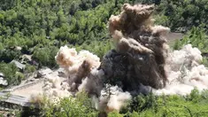 Korea Utara meledakkan terowongan-terowongan situs uji nuklirnya di Punggye-ri, Kamis (24/5). Pemimpin Korea Utara, Kim Jong-un menepati janji untuk menghancurkan situs uji coba nuklir negaranya dan secara resmi menutupnya. (Korea Pool/Yonhap via AP)