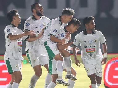 Partai seru tersaji dalam laga pekan ke-9 BRI Liga 1 antara tuan rumah Persita Tangerang menghadapi tamunya PSS Sleman, Jumat (18/8/2023) di Stadion Indomilk Arena, Tangerang. PSS Sleman yang sempat memimpin 2-0 di babak pertama lewat gol Jehad Ayoub dan Ricky Cawor, harus kebobolan dua gol di awal babak kedua via brace Ramiro Fergonzi. Gol kemenangan Tim Elang Jawa akhirnya tercipta pada menit ke-71 melalui aksi Riki Dwi Saputro. Dengan kemenangan 3-2 ini PSS yang mengoleksi 15 poin naik ke peringkat ke-4, sementara Persita yang baru memperoleh 10 poin turun ke peringkat 13. (Bola.com/Abdul Aziz)