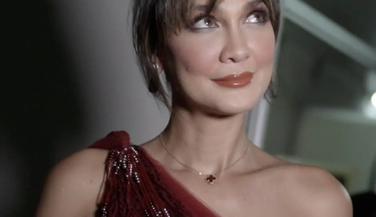 Gaya poni juga berhasil dibawakan oleh Luna Maya. Tampilannya terlihat lebih chic dengan gaya rambutnya kali ini. [Foto: Instagram/ Luna Maya]