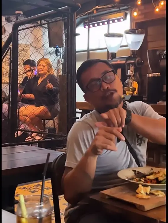 "Tadi kan aku di lapangan aku liat apaan tuh di lapangan tu kok, glowing glowing banget, aku pikir kok mataharinya ada dua, terus pas aku lihat lagi eh ternyata kamu..," kata Priambodo Soesatyo. [Instagram/ennolerian_]