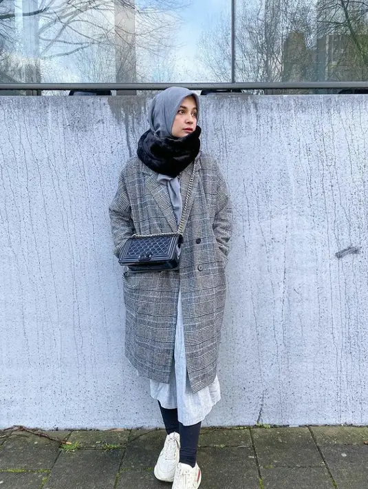 Plaid raincoat juga cocok dikenakan dengan skirt. Untuk menjaga area leher tetap hangat lilitkan fur scarf di lehermu. (FOTO: Instagram.com/shireensungkar).