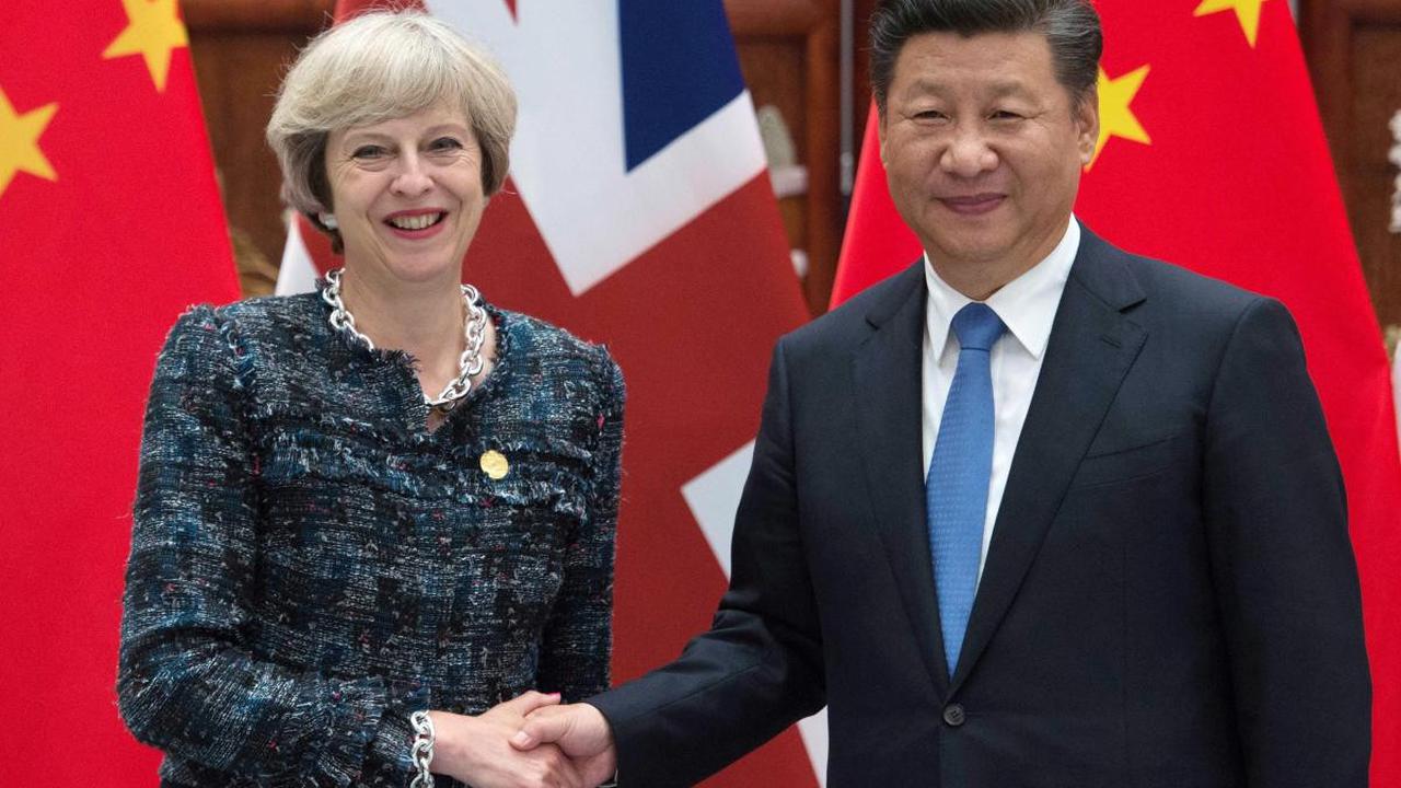 PM Inggris Theresa May dan Presiden China Xi Jinping menandatangani kerja sama pendidikan - AP