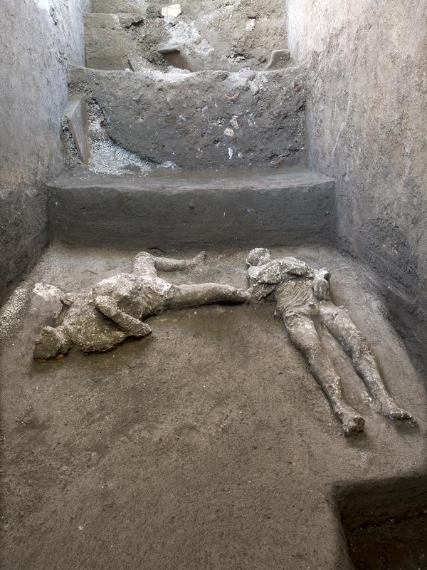 Para arkeolog menemukan sisa jasad dua penduduk kota kuno Romawi Pompeii, seperti diumumkan otoritas arkeologi Italia pada Sabtu (21/11/2020). Dua jasad itu diperkirakan berasal dari tahun 79 M saat Pompeii dilanda letusan gunung berapi hingga menghancurkan kota (Parco Archeologico di Pompei via AP)