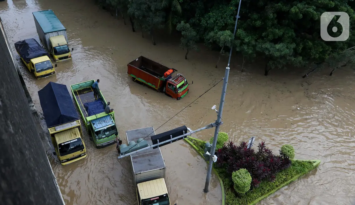 Banjir melanda sejumlah wilayah di Bekasi sepanjang Selasa 4 Maret 2025. (Liputan6.com/Herman Zakharia)