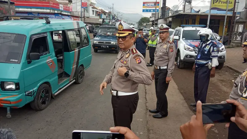 Direktur Lalu Lintas Polda Jabar, Komisaris Besar Polisi Eddy Djunaedi, saat peninjauan jalur selatan Jawa di Limbangan, Garut, Senin (16/12/2019).